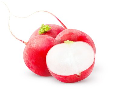 Ayrı bir turp grubu. Beyaz arka planda kesilmiş taze turp sebzeleri.