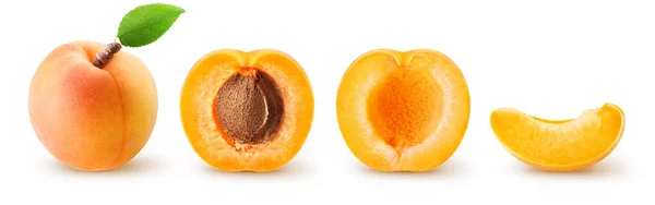 Hele Verse Abrikozenvruchten Met Blad Helft Stukjes Een Rij Geïsoleerd — Stockfoto