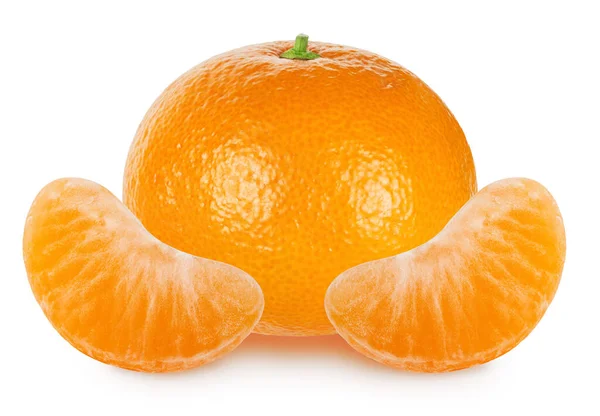 隔離されたみかんまたはみかん 全体と白の背景に隔離された柑橘類の果実のスライス タンジェリン中国語クレメンタイン クリッピングパス — ストック写真