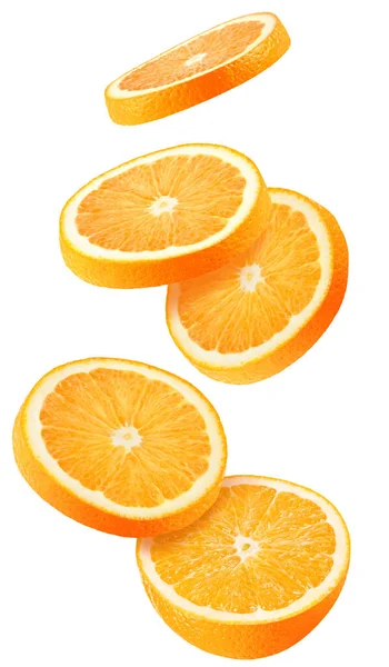 孤立的飞行橙子 在白色背景上与切割路径隔离的落叶桔子片 — 图库照片
