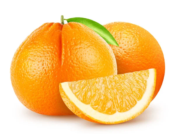 Pomarańczy Białym Tle Dwa Pomarańczowe Całe Owoce Kawałek Liść Białym — Zdjęcie stockowe