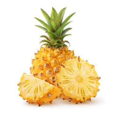 İzole edilmiş ananas. Tam, yarım ve parça ananas meyvesi beyaz arka planda kırpma yolu ile izole