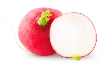 İzole turplar. Dilimlenmiş turpun tamamı beyaz arka planda kırpma yolu ile izole edilmiş.