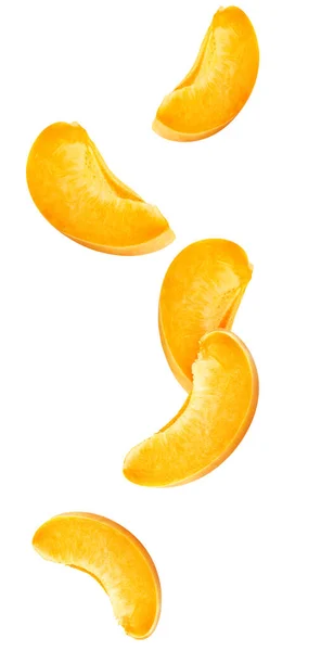 落下来的杏片 在白色背景下与剪枝路径隔离的杏仁片 — 图库照片