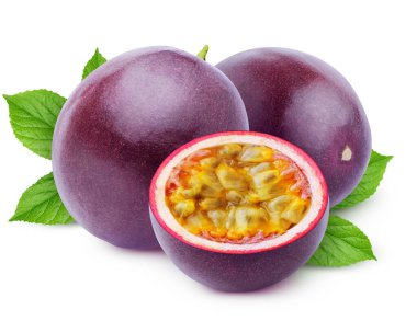 İzole tutku meyvesi. Çarkıfelek meyvelerinin tam iki buçuğu (maracuya) beyaz arka planda izole edilmiş yapraklarla