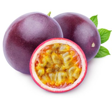 İzole tutku meyvesi. Beyaz arka planda yaprakları izole edilmiş iki tam ve tutku meyvesi (maracuya).