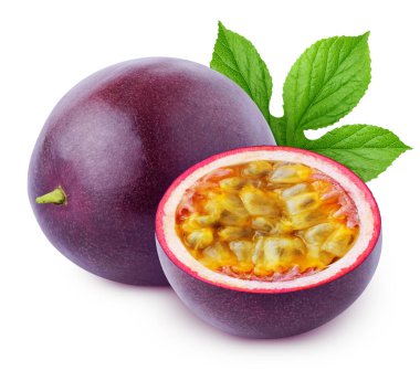 İzole tutku meyvesi. Beyaz arka planda yaprak izole edilmiş tutku meyveleri (maracuya)