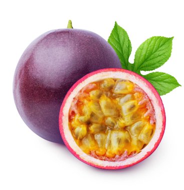 İzole tutku meyvesi. Beyaz arka planda yaprak izole edilmiş tam ve bir dilim tutku meyvesi (maracuya)