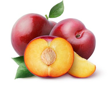 İzole erikler. İki tam, yarım parça kırmızı kiraz eriği beyaz arka planda izole edilmiş yapraklarla.