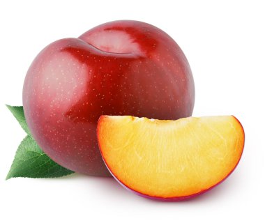 İzole erikler. Tam kırmızı kiraz eriği ve beyaz arka planda yaprakları olan bir parça.