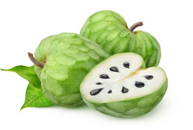 İzole edilmiş Cherimoya. İki tam ve kalp şeklinde Cherimoya (muhallebi elması) meyveleri beyaz arka planda izole edilmiş