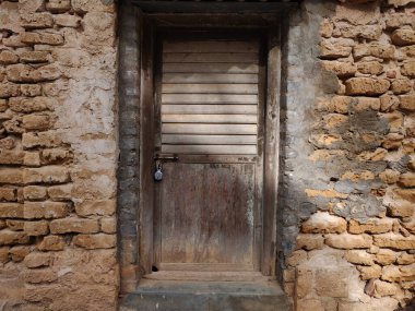 Kırsal kapı ve tuğla duvar. Kapıların eski mimari modellerinden..