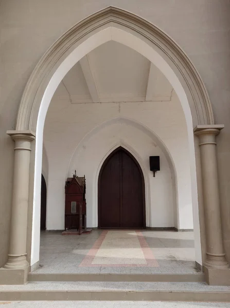 Kutsal Ruh Kilisesi Manapad 'ında tekrarlanan kemer desenleri oluşturuldu. Kapının bile eski bir stili var. Ark deseniyle aynı hizada..