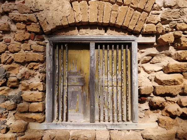 Kırsal pencere ve tuğla duvar, kapıların antik mimari modelleri..