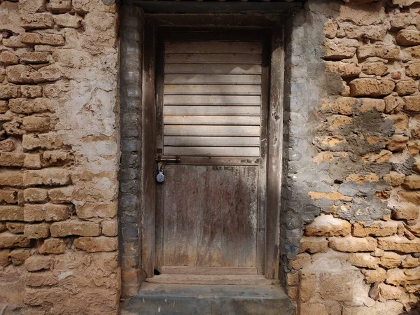 Kırsal kapı ve tuğla duvar. Kapıların eski mimari modellerinden..