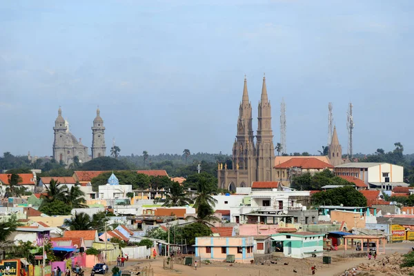 Manapad köyü manzarası. Deniz kıyısında yer alıyor. Bu köy en eski Castel ve mimari referans..