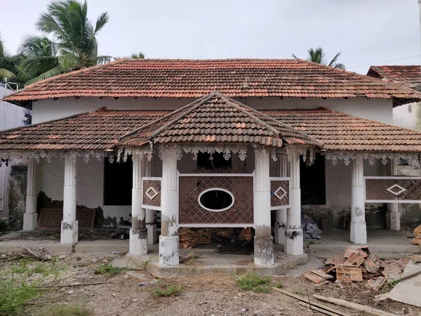 Manapad, Tamilnadu 'daki geleneksel evin önü. Sütunlar güzel görünüyor ve ön taraf da güvenlik amacıyla korunuyor..