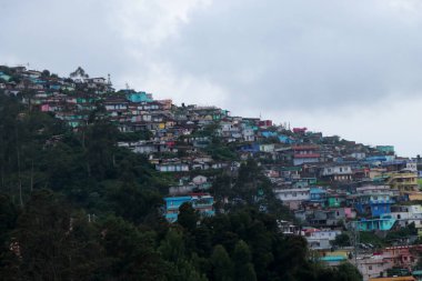 Tepe istasyonundaki en görkemli güzelliklerden biri konut evleridir. Bu çok güzel ve doğayla iç içe bir yaşam tarzı. İnsan yapımı ve doğanın bir karışımı.