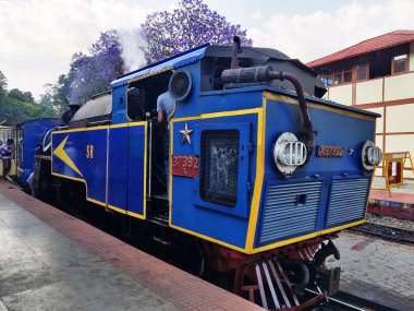 Coonoor tren istasyonundan buharlı motor ön görüntüsü. UNISCO 'nun mirası ve Hindistan' ın en eski demiryollarından biri.   