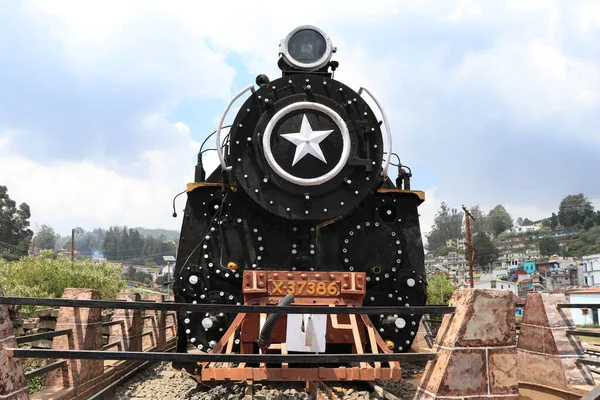 Coonoor tren istasyonundan buharlı motor ön görüntüsü. UNISCO 'nun mirası ve Hindistan' ın en eski demiryollarından biri.   