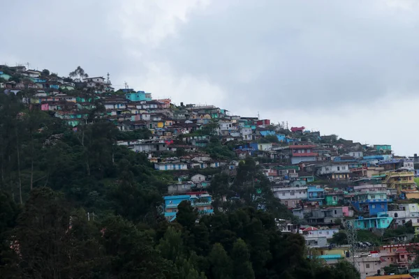 Tepe istasyonundaki en görkemli güzelliklerden biri konut evleridir. Bu çok güzel ve doğayla iç içe bir yaşam tarzı. İnsan yapımı ve doğanın bir karışımı.