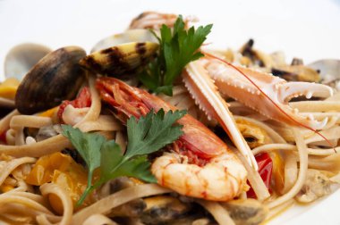 Deniz ürünleri ve karidesli İtalyan makarnası.