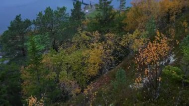 Sonbaharda kayanın zirvesinden dağlardaki deniz fiyortu şehir köyünün en iyi manzarası.