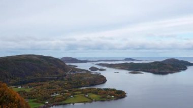 Deniz kenti köyünün panoramik manzarası sonbahar mevsiminde kayaların zirvesinden dağlardaki adaları birbirine bağlar.