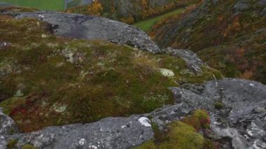 Sonbaharda kayanın zirvesinden dağlardaki deniz fiyortu şehir köyünün en iyi manzarası.