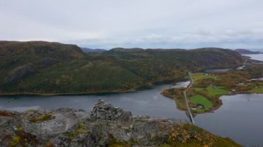 Deniz kenti köyünün en iyi panoramik manzarası. Sonbahar mevsiminde dağların yamaçlarından.