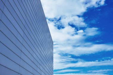 Mimarlık konsepti üzerinde mavi gökyüzü olan modern binanın minimalist fotoğrafı. Yüksek kaliteli resim