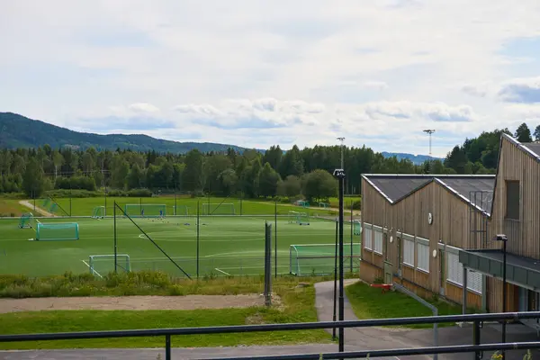 Gençlerin atletizm eğitimi ve gelişimi için tasarlanmış futbol sahalarının yer aldığı bir spor kampı kompleksi. Bu yaz ayarı takım çalışması, beden eğitimi ve spor eğitimini vurguluyor