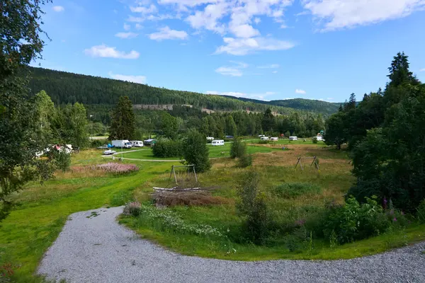 Karavanlar için tasarlanmış manzaralı bir park yeri. Yaz seyahatleri için mükemmel doğal bir manzara. Burası, doğa deneyimleri ve rahatlığı arayan tatilciler için ideal bir yer.