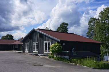 Büyüleyici bir İskandinav kulübesi, bereketli, manzaralı bir araziye yerleşmiş, turizm ve doğa için mükemmel bir yer. Barışçıl ortam, açık havada rahatlamaya ve eğlenmeye davetiye çıkarır.