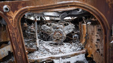  Beyaz, gri ve kırmızı tonlarda Rus ordusunun yanmış zırhlı araçlarının motoru.