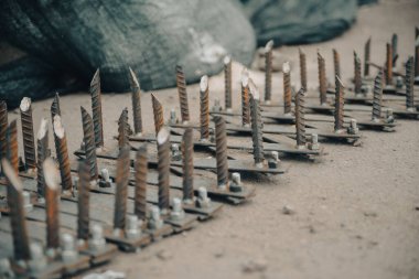 Ukrayna ordusunun barikatının ortasında araçları durdurmak için çiviler.