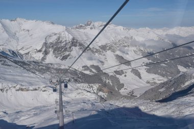 Güneşli bir günde Hintertux Buzulu 'nda teleferik görüntüsü