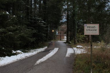 Avusturya Alplerinde kışın ıssız bir yol