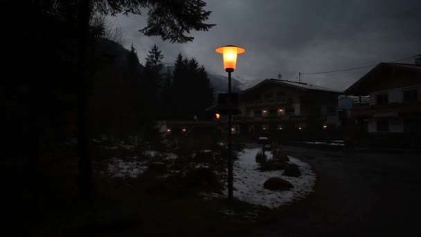 Malam Musim Dingin Desa Austria Dengan Lampu Jalan — Stok Video