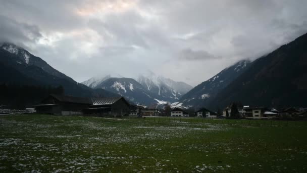 Hiperlapse Του Χωριού Alpin Θέα Βράδυ Μια Συννεφιασμένη Ημέρα — Αρχείο Βίντεο