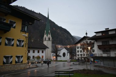 Avusturya Alplerinde yağmurlu ve soğuk bir günde kasaba kilisesi