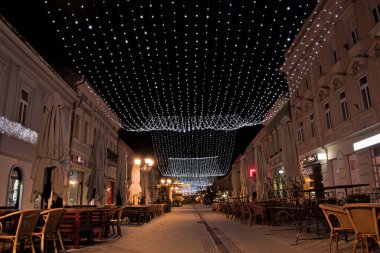 Zmaj Jovina Caddesi, Novi Sad şehrinin ana caddesidir. Kahveler, barlar ve gündüz vakti insanlarla dolu. Geceleri, Noel süslemeleri de çok güzeldir..