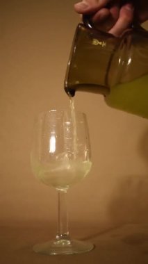 Kadmiyum sarısı, sarmaşık camında soluk renkli sıvı. 