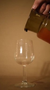 Cadmium kırmızı renkli sıvı sarmaşık bardağında 