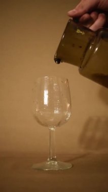 Sarmaşık bardağında yanmış koyu renkli sıvı. 