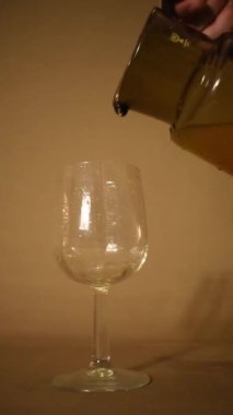 Kadmiyum turuncu sıvı, asma camında. 