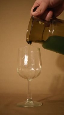 Fahişenin asma bardağındaki yeşil renkli sıvısı. 