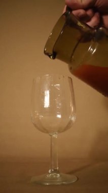 Üzüm bardağında Hint kırmızı sıvısı 