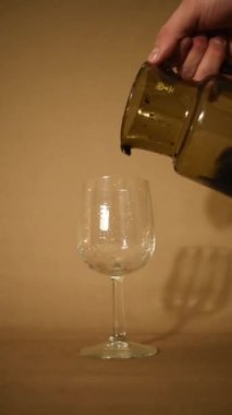 Payne 'in sarmaşık bardağındaki gri renkli sıvısı 