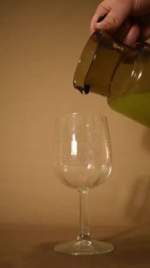 Asma bardakta limon sarısı sıvı 